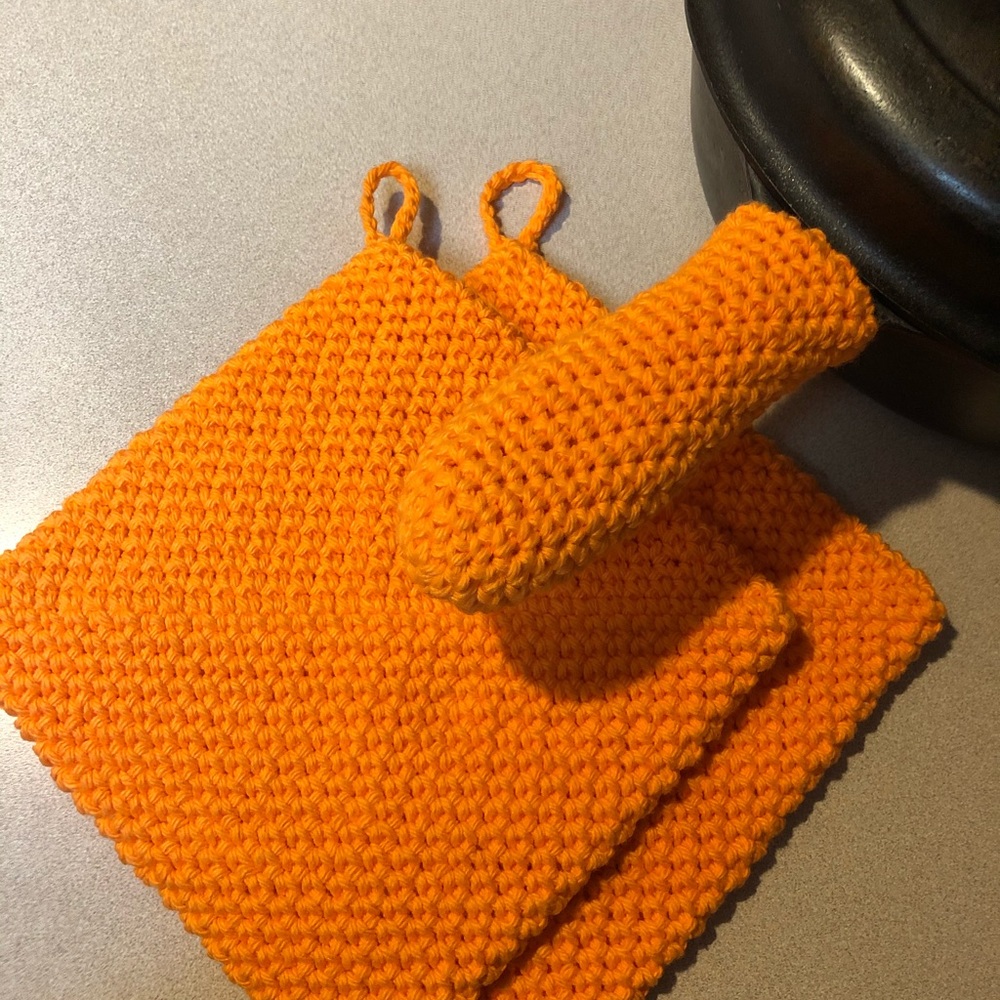 2 Orange cotton potholders , 1 cotton scrubby & 1 cast iron  holders - Picture 3 of 6